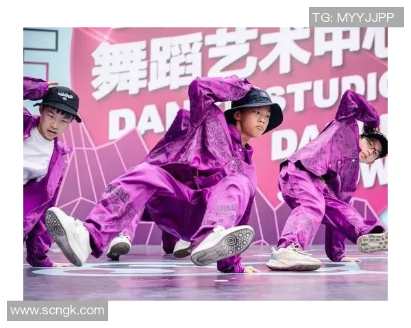 街舞盛宴:深入重庆街舞队的团队精神与协作之道 街舞盛宴:深入重庆街舞队的团队精神与协作之道